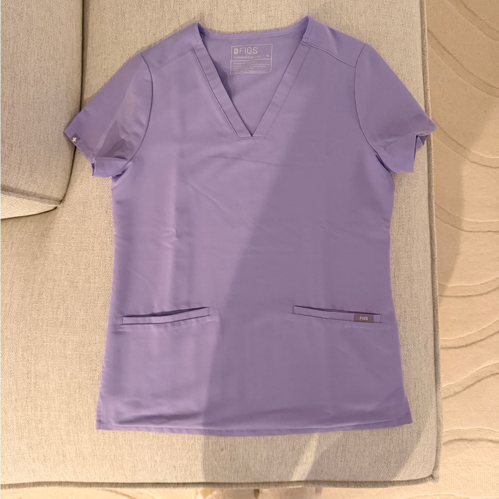 FIGS Casma Scrub Top XS Lavender Purple V-Neck Two Pocket